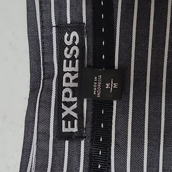 Express Black & White Striped V-neck Button-up Shirt size Medium - Picture 3 of 7